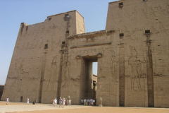 Portal des Horus-Tempels in Edfu
