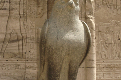 Statue des Falkengottes Horus