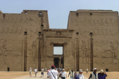 Pylon des Horus-Tempels in Edfu
