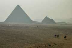 Pyramiden von Gizeh im Dunst