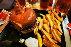 Burger mit Pommes
