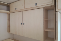 Der Schrank über dem Bett