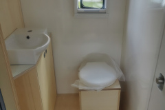 Waschbecken und Trockentrenntoilette