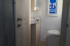 Eingangsbereich und Badezimmer