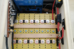 Masseverteiler und Batterie von oben