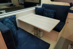 Dinette mit Polster und Kissen