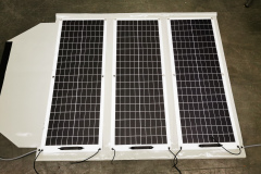 Solarmodule auf Tasche verklebt und Verkabelung vorbereitet