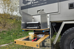 Außenküche mit Kontaktgrill und Windschutz