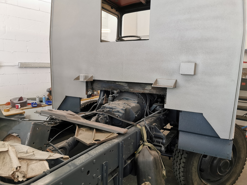 Die Rückwand des Fahrerhauses mit Durchstieg
