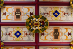 Kassettendecke mit Wappen