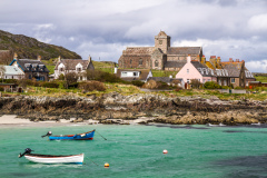 Iona Abbey vom Hafen aus gesehen