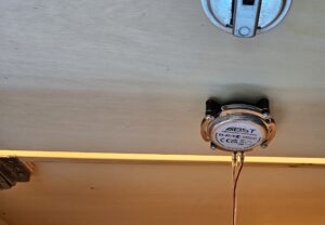 Körperschallwandler auf Möbelelement