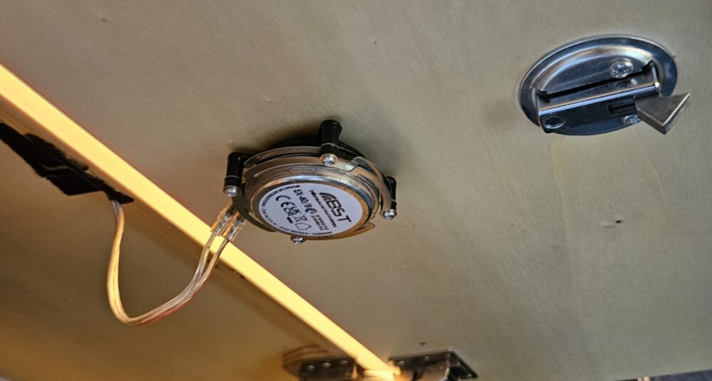 Exciter in Oberschrank montiert